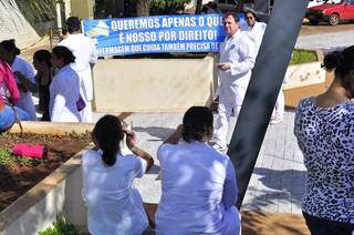 Na esperança de receber salários de junho, enfermeiros do Hospital Evangélico suspenderam greve até às 13h desta quinta (Foto: Eliel Oliveira)