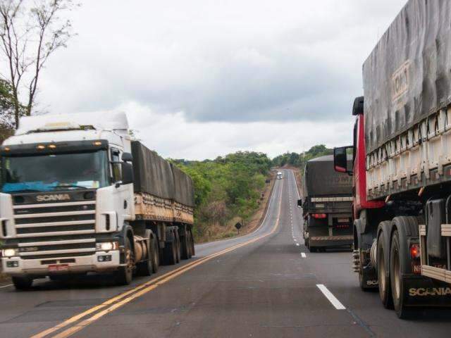 Em MS, 45% dos caminhoneiros com jornada de 16 horas dirigem drogados