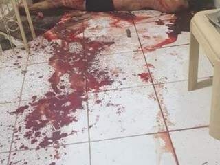 Marcas de sangue ao lado do corpo da vítima. (Foto: Direto das Ruas) 