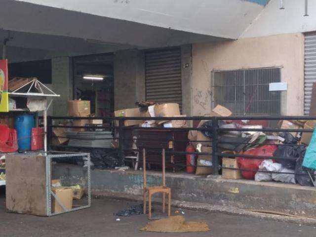 Sem negocia&ccedil;&atilde;o, comerciante &eacute; surpreendido com despejo na cal&ccedil;ada