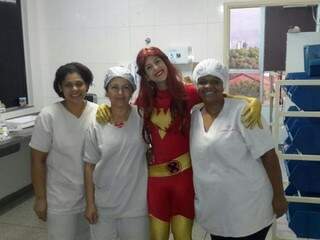 Gabriela, de Fênix, junto das enfermeiras da Santa Casa. (Foto: Arquivo Pessoal)