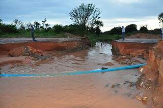 Córrego transbordou causando uma cratera enorme. (Foto: Alcinópolis.com/ Divulgação)