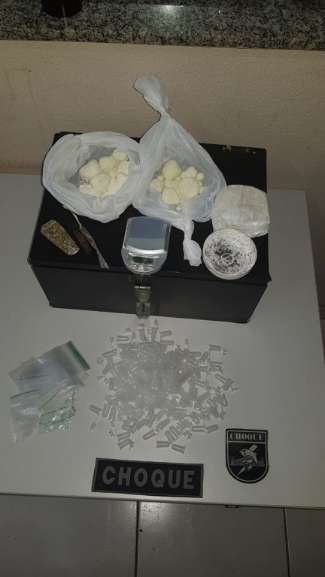 Drogas e materiais que seriam usados para fracionar a cocaína e traficá-la. (Foto: Divulgação) 