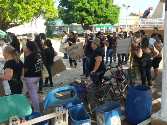 Professores paralisam aulas e v&atilde;o &agrave; prefeitura contra atraso de sal&aacute;rios