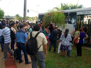 Superlotado, &ocirc;nibus perde a porta ao sair de ponto e assusta passageiros