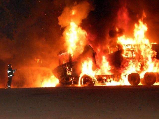 Carreta fica destru&iacute;da ap&oacute;s pegar fogo no p&aacute;tio de posto de combust&iacute;veis 