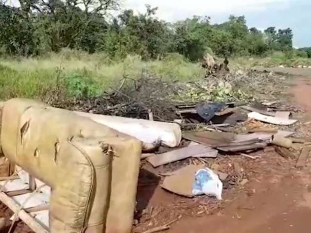 Nos fundos do Parque dos Poderes, ruas se transformam em lix&otilde;es