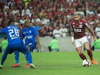 Gabibol tentando &quot;furar&quot; o ataque do Emelec, durante a partida. (Foto: Alexandre Vidal e Marcelo Cortes / Flamengo)
