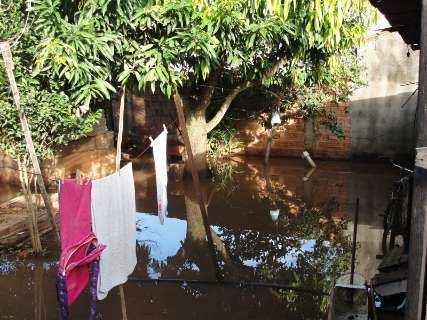 Casa no Tiradentes permanece alagada 12 horas após temporal