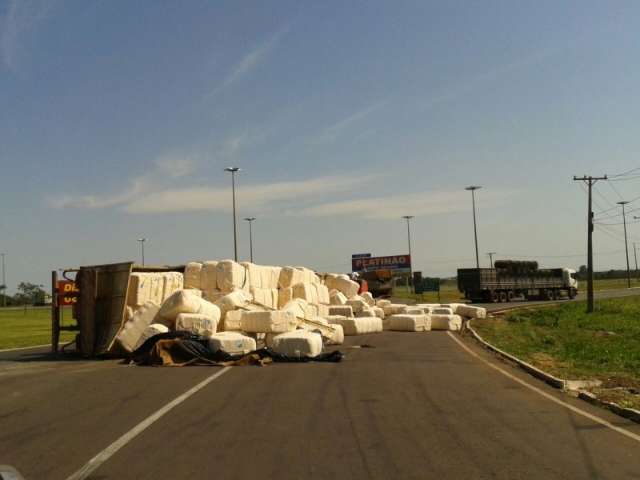Carreta carregada de algod&atilde;o tomba na sa&iacute;da para Cuiab&aacute;