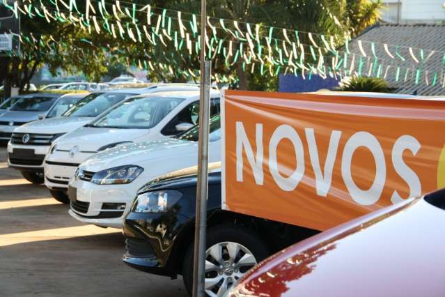 Venda de carros despenca e juro alto &eacute; apontado como um dos culpados