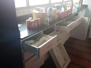 Gavetas reviradas na cozinha da residência (Foto: Mirian Machado)