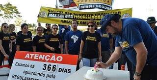 Policiais fizeram bolo, faixas e panfletos sobre o ato público.  (Foto:  Anderson Gallo/Diário Corumbaense)