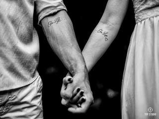 One love&quot; e &quot;One life&quot; foi a ideia de tatuagem de casal que eles encontraram pela internet que representa a relação dos dois. (Foto: TopStudio Fotografia)