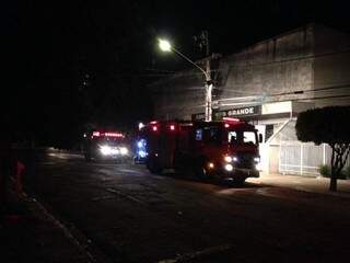 Fumaça preta no antigo Cine Campo Grande fez com que os Bombeiros fossem acionados (Foto: Direto das Ruas)