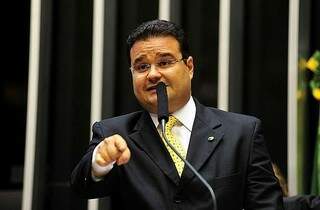 Deputado durante discurso na Câmara.