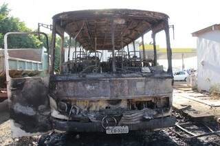 O veículo, que estava estacionado no posto de combustíveis, foi destruído pelo fogo. (Foto: Marcos Ermínio) 
