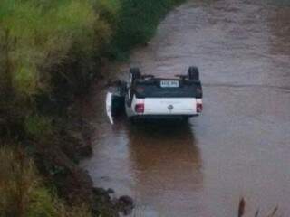 Veículo ficou com as rodas para cima após motorista perder o controle da direção e cair no rio (Foto: Notícia de Ponta)