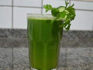 Suco verde rende quase o dobro do que na quantidade de água despejada na receita (Foto: Naiane Mesquita)