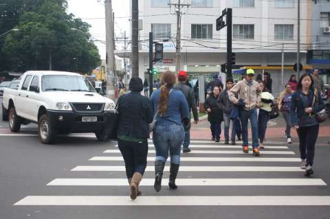 Pedestres sofrem para atravessar cruzamentos no Centro da Capital