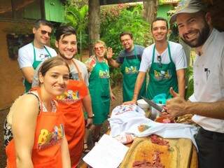 Chef Paulo Machado acompanha os turistas na produção dos pratos (Foto: Arquivo Brasil Foods Safari)