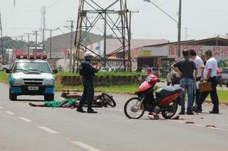 O motociclista colidiu com dois veículos e foi atropelado por um carro (Foto: Marcos Ermínio)