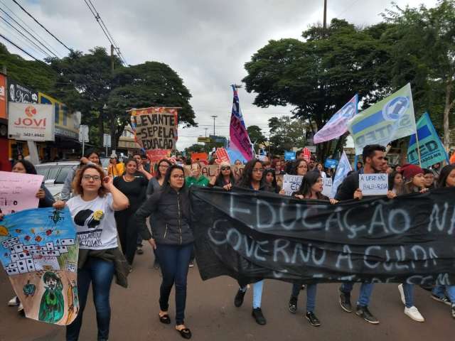 Manifestantes lotam cal&ccedil;ad&atilde;o da Catedral em protesto contra governo