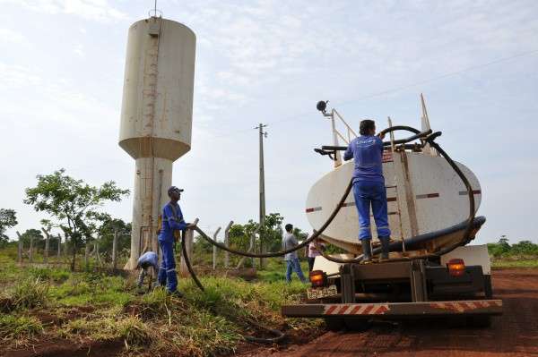 Caminh&otilde;es-pipa da prefeitura abastecem cisternas da reserva ind&iacute;gena