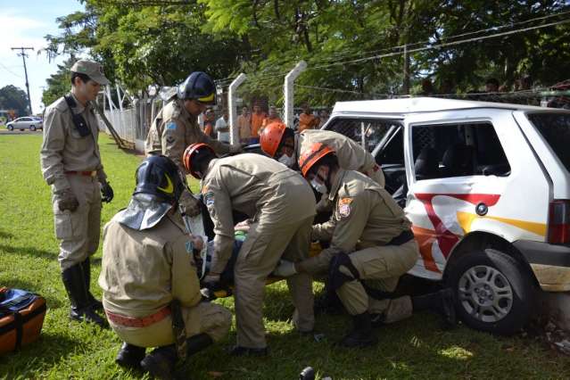 Motorista n&atilde;o respeita sinaliza&ccedil;&atilde;o e colide com caminh&atilde;o ca&ccedil;amba na MS-080