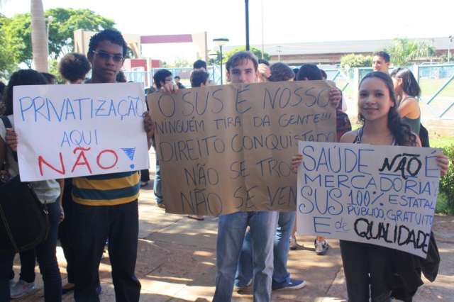 Sob protesto, Hospital Universit&aacute;rio aprova ades&atilde;o &agrave; empresa estatal 