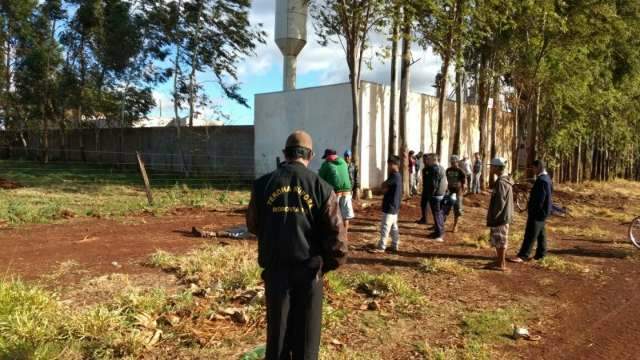 Homem &eacute; espancado at&eacute; a morte e corpo jogado em terreno baldio