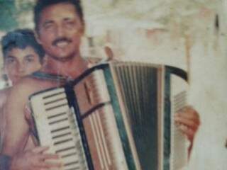 Lorisval com o acordeão vendido a Amambaí,
em 1987. (Foto: Arquivo Pessoal)