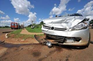 Condutora n&atilde;o respeita parada obrigat&oacute;ria e colide com carro na Ernesto Geisel
