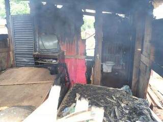 Barraco com as paredes destruídas e aparelho de TV derretido após incêndio (Foto: Paulo Francis) 