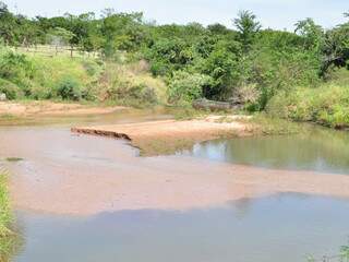 Chuvas arrastaram quantidade imensa de areia e acarretaram assoreamento. Neste local será formado um novo lago.