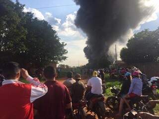 Moradores de Pedro Juan Caballero param para ver incêndio causado na queda de helicóptero (Foto: Porã News)