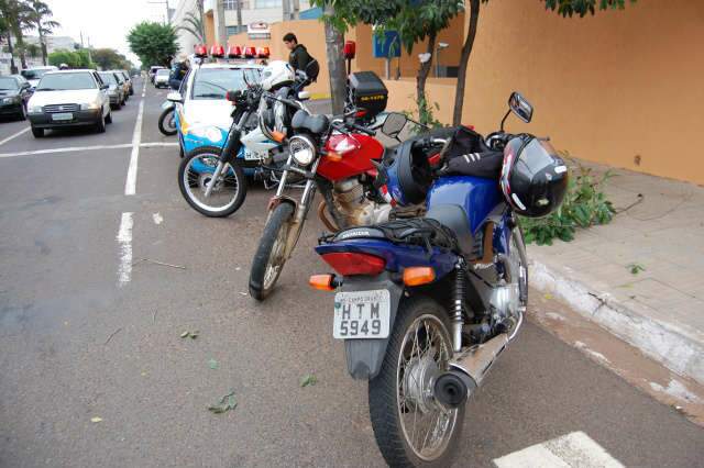  Tr&ecirc;s ficam feridos em acidente com duas motos na Capital