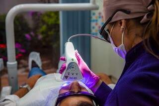 O equipamento de clareamento a Laser de alta performance, foi desenvolvido especialmente para pacientes com dentes sensíveis.