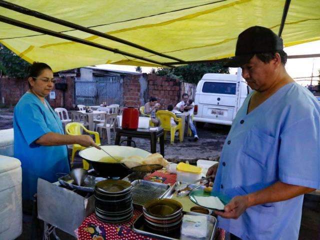 Mesma massa h&aacute; 40 anos, pastel do Mitsu n&atilde;o pinga &oacute;leo e vem com vinagrete