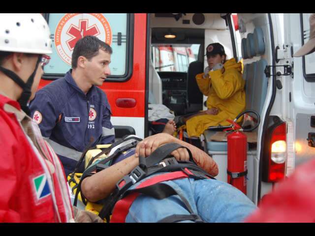  Casal e crian&ccedil;a ficam feridos em colis&atilde;o de carro com caminh&atilde;o