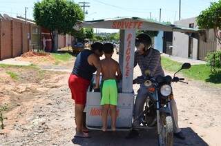 Amarilho corre os bairros para vender sorvete (Foto: Simão Nogueira)