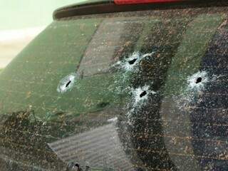 Marcas de tiros no carro usado pelos bandidos. (Foto: Kísie Ainoã)