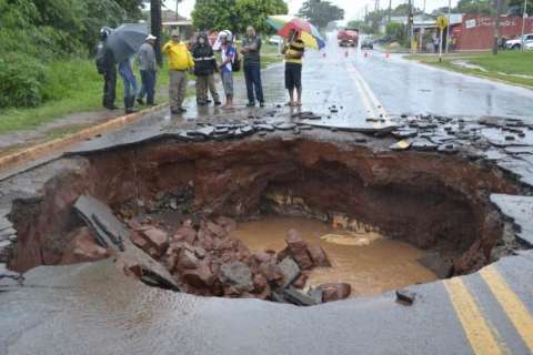 Agetran interdita rua onde cratera engoliu carro durante chuva