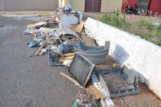 No amontoado de lixo é possível encontrar de televisores a vasos sanitários. (Foto: Marcelo Calazans)