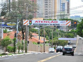 Faixa informa motoristas sobre novo semáforo no cruzamento entre a rua da Paz e a Alagoas. (Foto: João Garrigó)