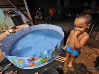 Quem n&atilde;o tem c&atilde;o, ca&ccedil;a com piscina de pl&aacute;stico, morrer torrado &eacute; que n&atilde;o d&aacute; 