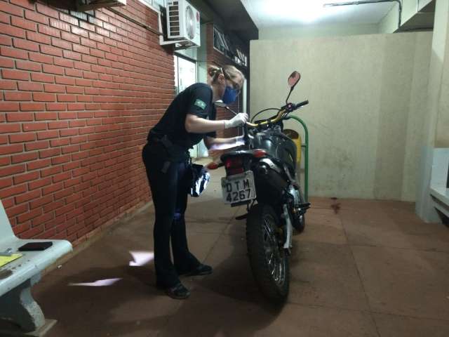 Pol&iacute;cia acha moto de rapaz morto a tiros e afasta hip&oacute;tese de latroc&iacute;nio