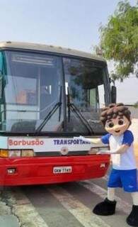 Mascote da escola na frente do ônibus Barbusão. (Foto: Divulgação)