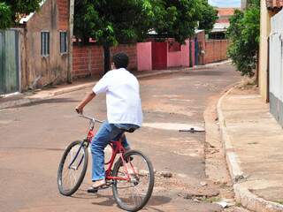 Ruas com curvas e estreitas dificultam trabalho da Polícia e favorecem os traficantes. (Foto: João Garrigó)