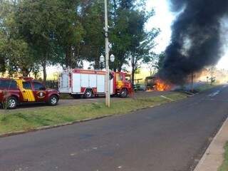 Ônibus foi incendiado em Umuarama nesta quinta-feira (1) (Foto: Divulgação)
